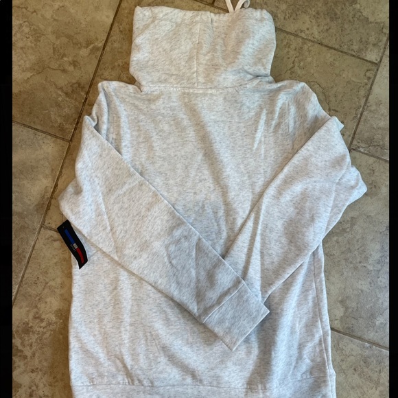 BRAND NÉW Tommy Hilfiger sweatshirt - Picture 2 of 2